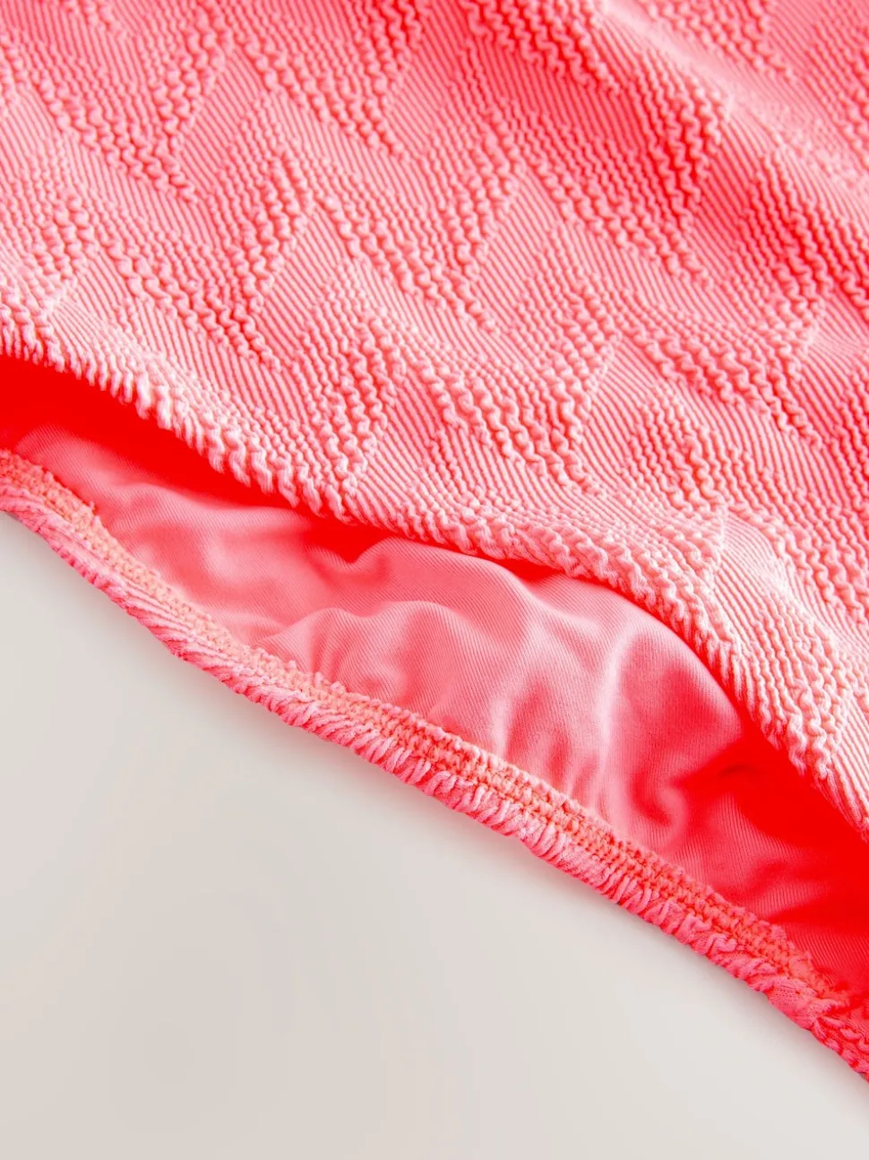 Neon koraalroze met textuur - Buikbedekkend badpak met ruime ronde hals