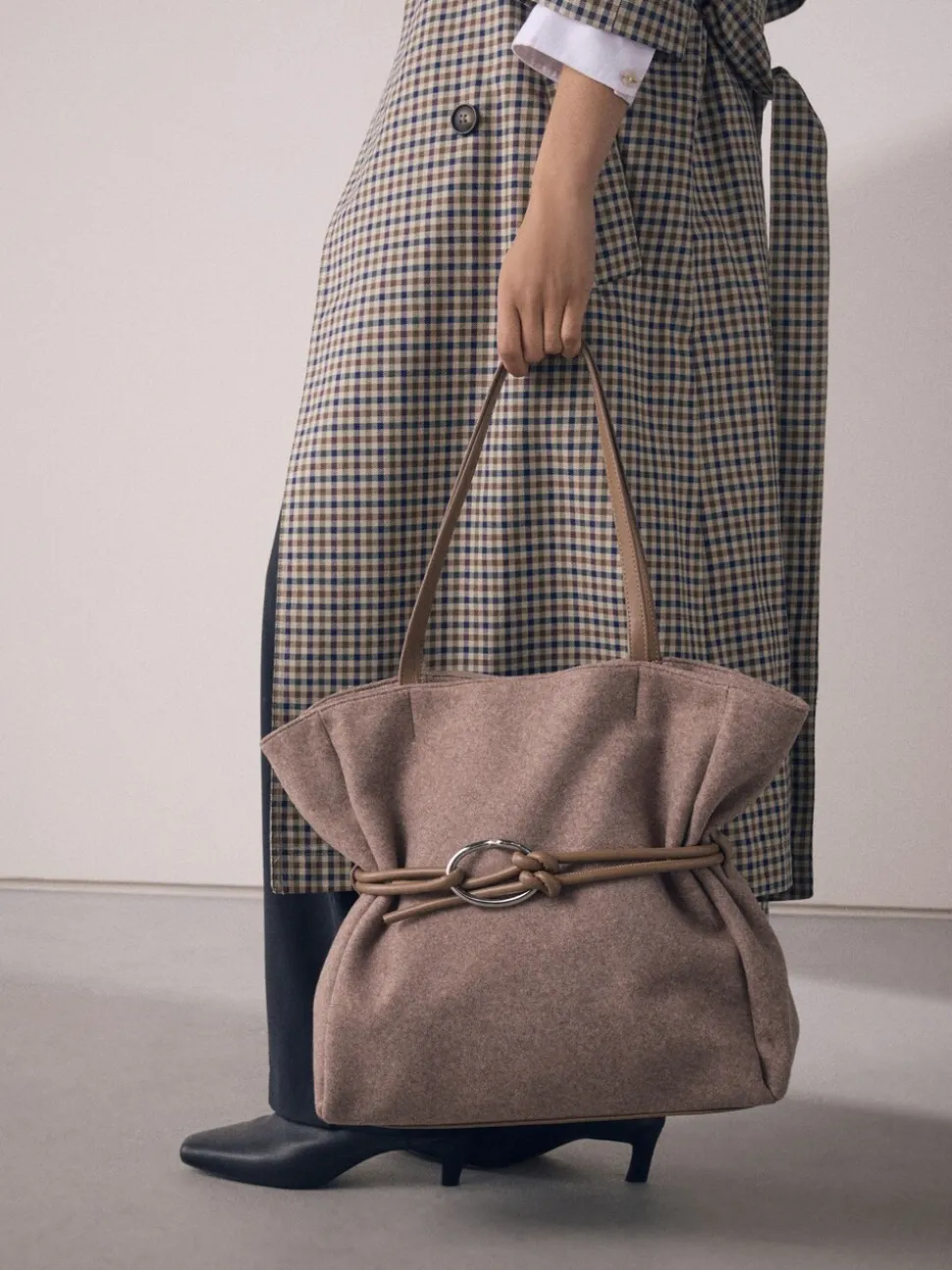 Nertsgrijs/bruin - Felt Belted Shoulder Bag