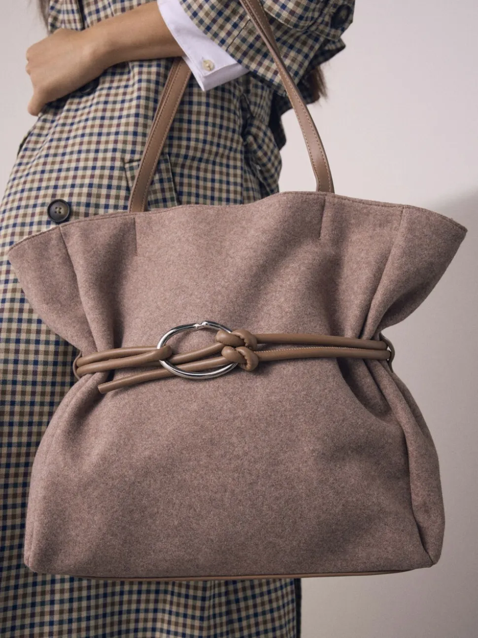 Nertsgrijs/bruin - Felt Belted Shoulder Bag
