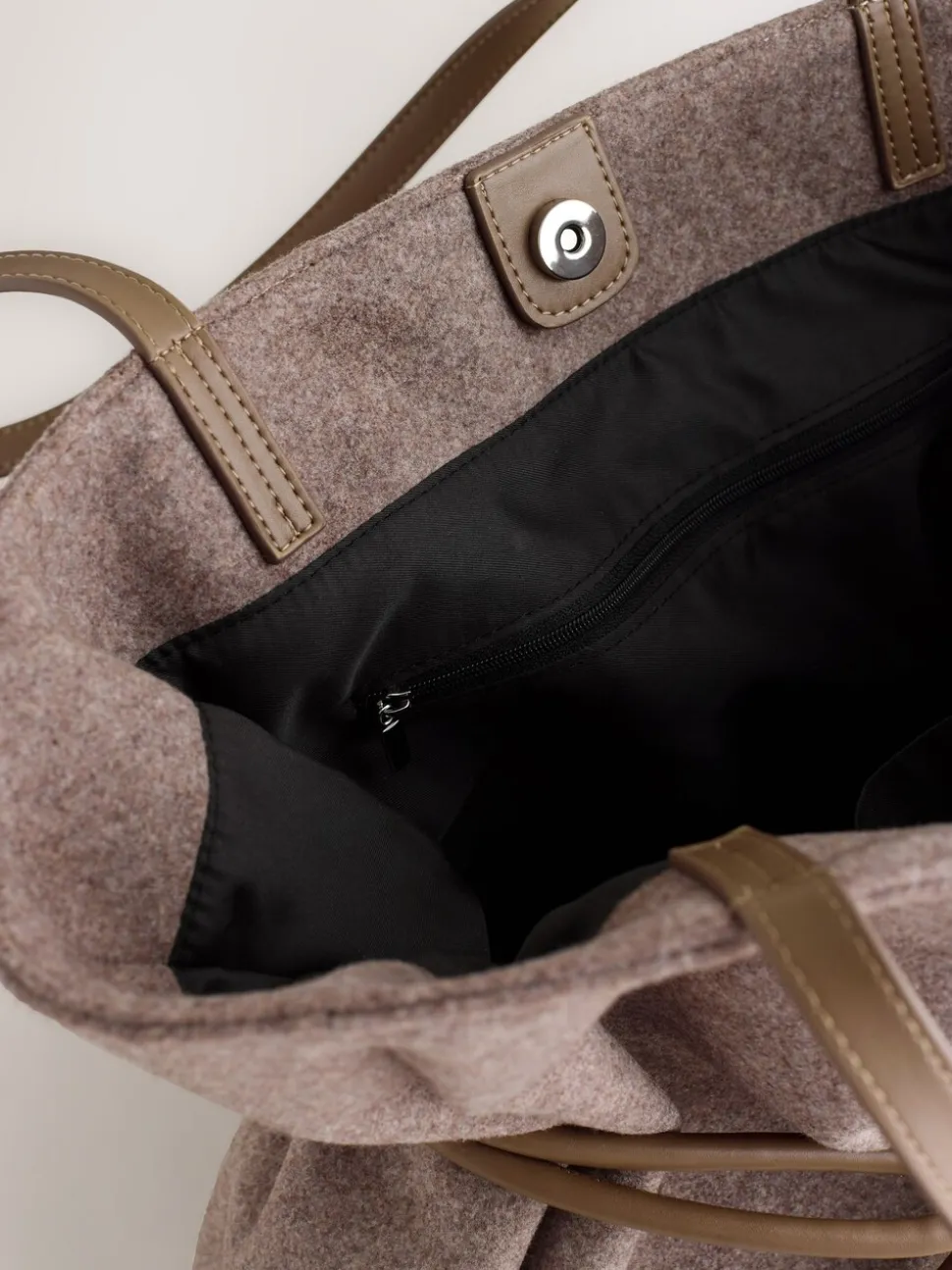 Nertsgrijs/bruin - Felt Belted Shoulder Bag