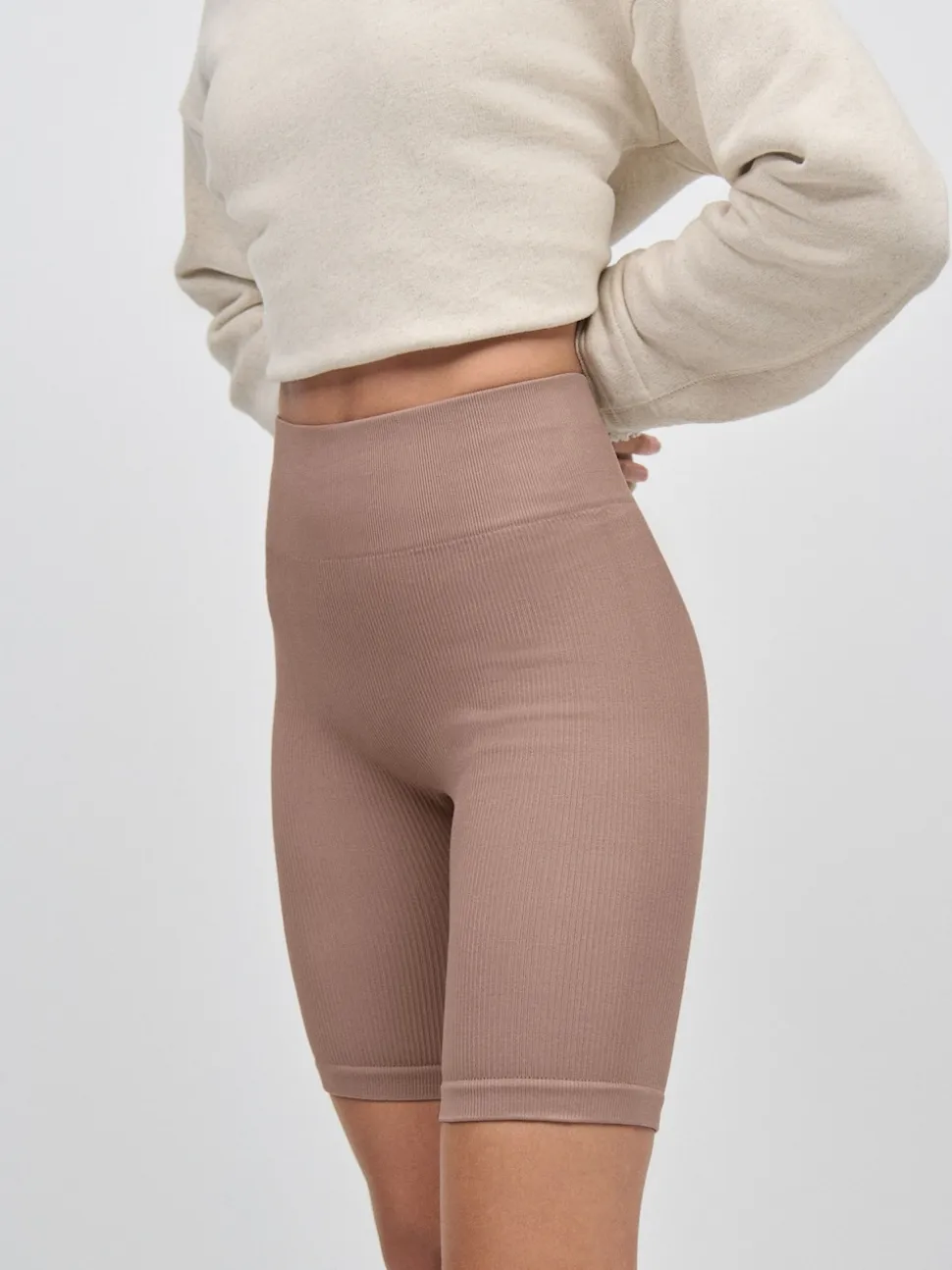 Neutraal - Geribbelde fietsshort met hoge taille