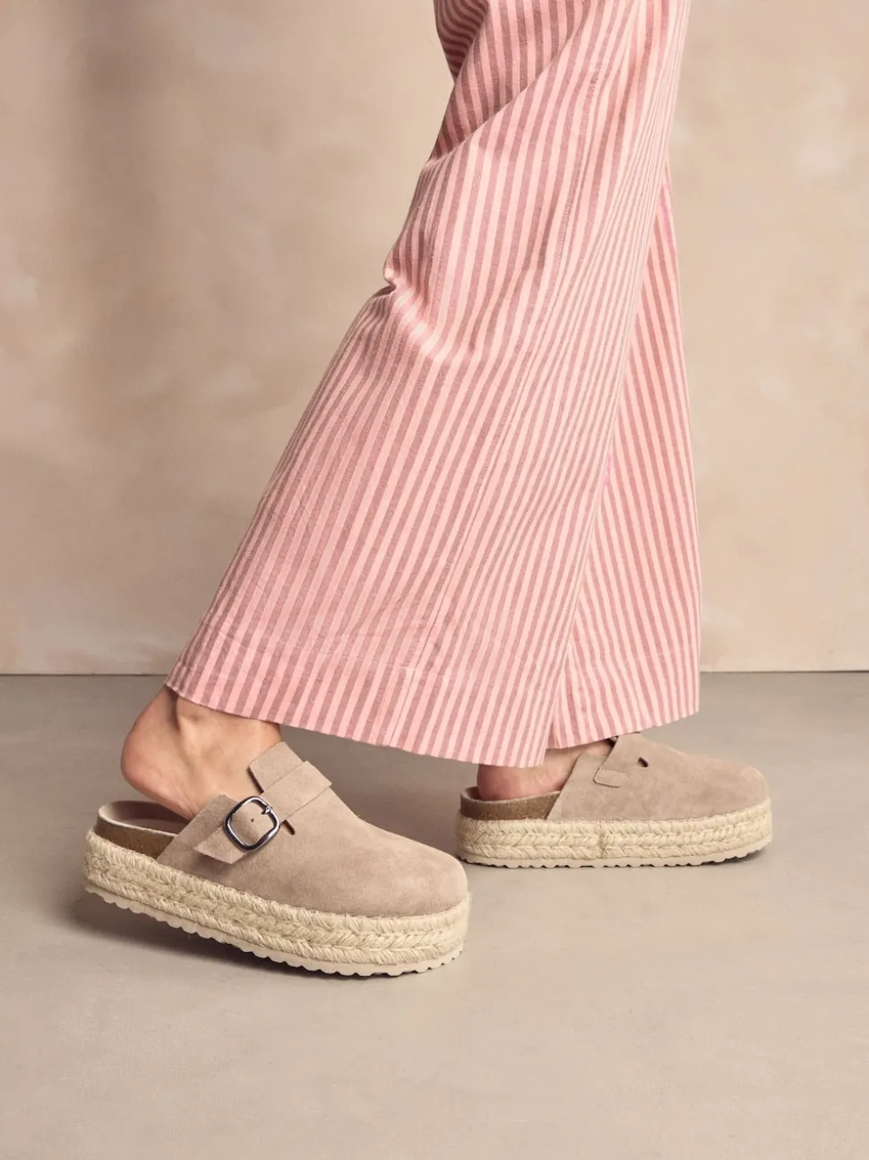 Neutraal - Suède espadrille klompen met ronde neus en dikke zool