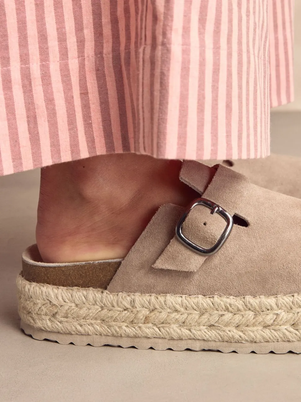 Neutraal - Suède espadrille klompen met ronde neus en dikke zool