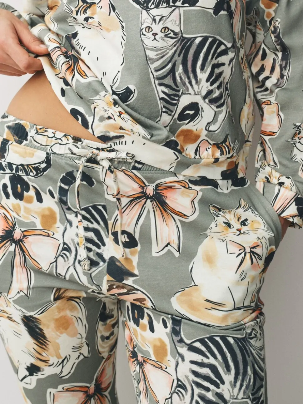 Neutraal met kattenprint - Pyjama met lange mouwen