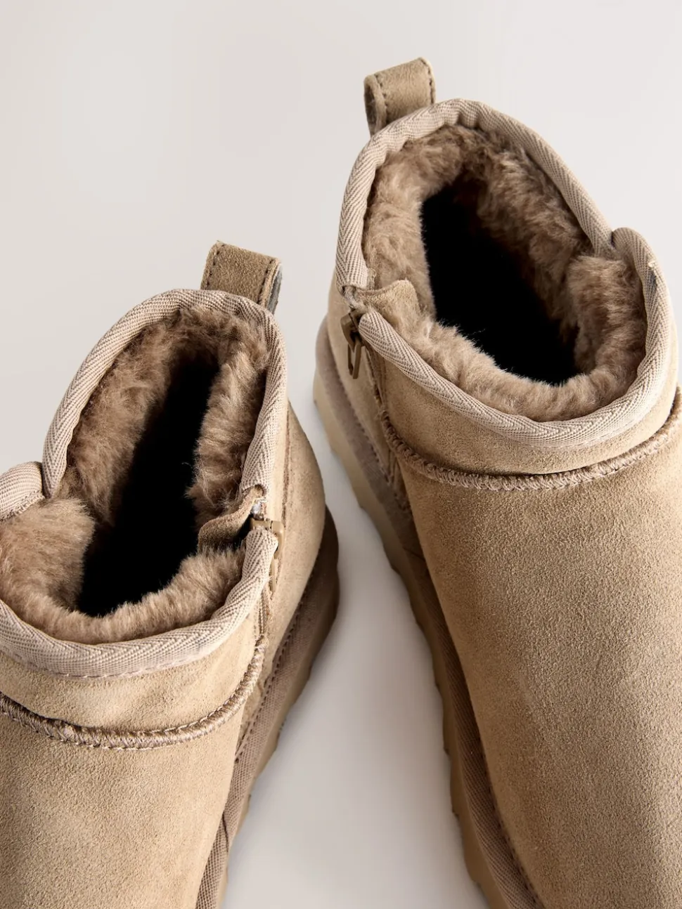Neutraal taupe suède - Waterafstotende enkellaarzen van imitatiebont