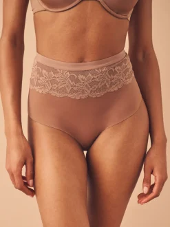 Neutraal/bruin - 2 Slipjes met licht buikcorrigerende hoge taille