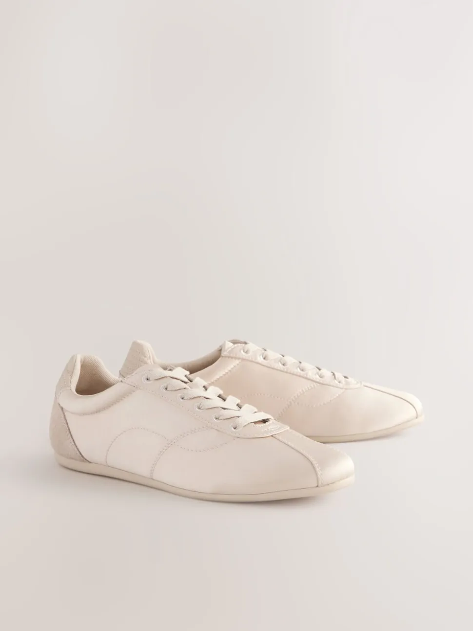 Oesterkleurig - Satijnen sneakers met veters