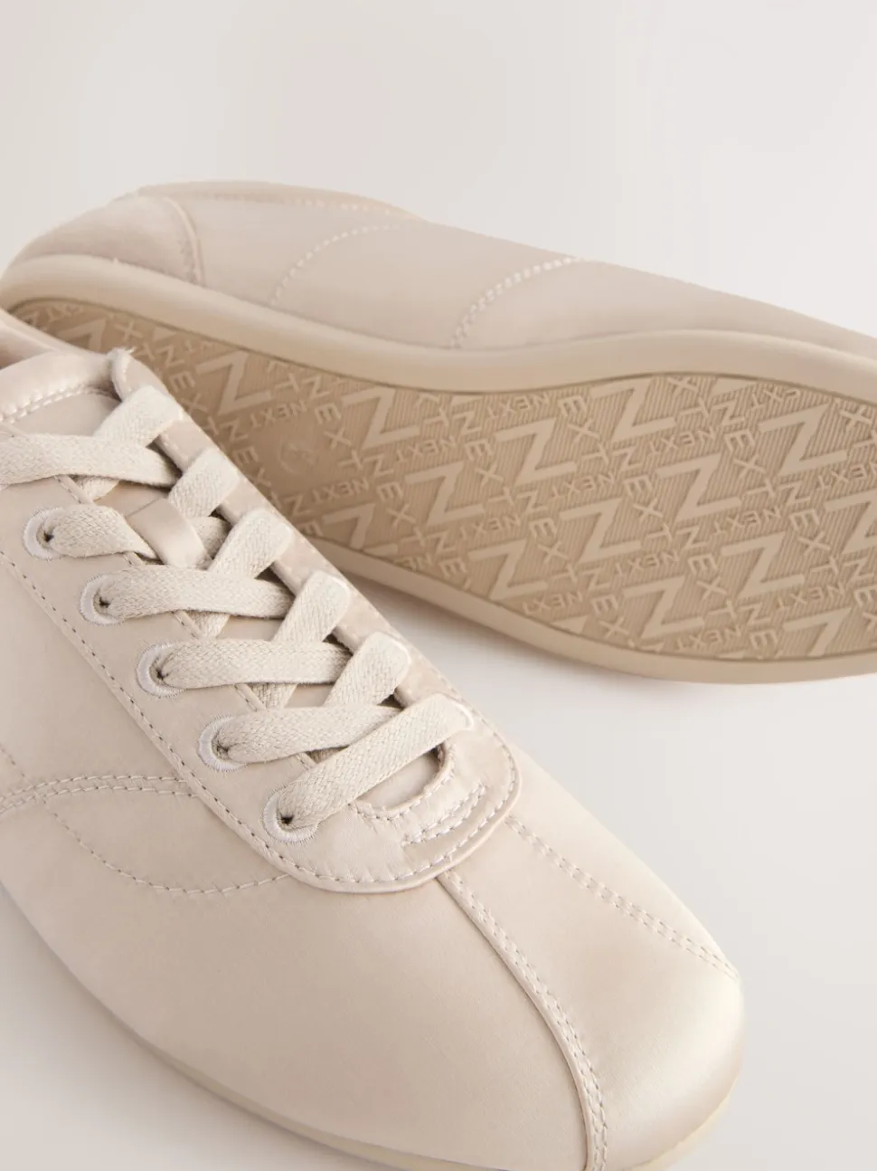 Oesterkleurig - Satijnen sneakers met veters