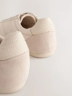 Oesterkleurig - Satijnen sneakers met veters