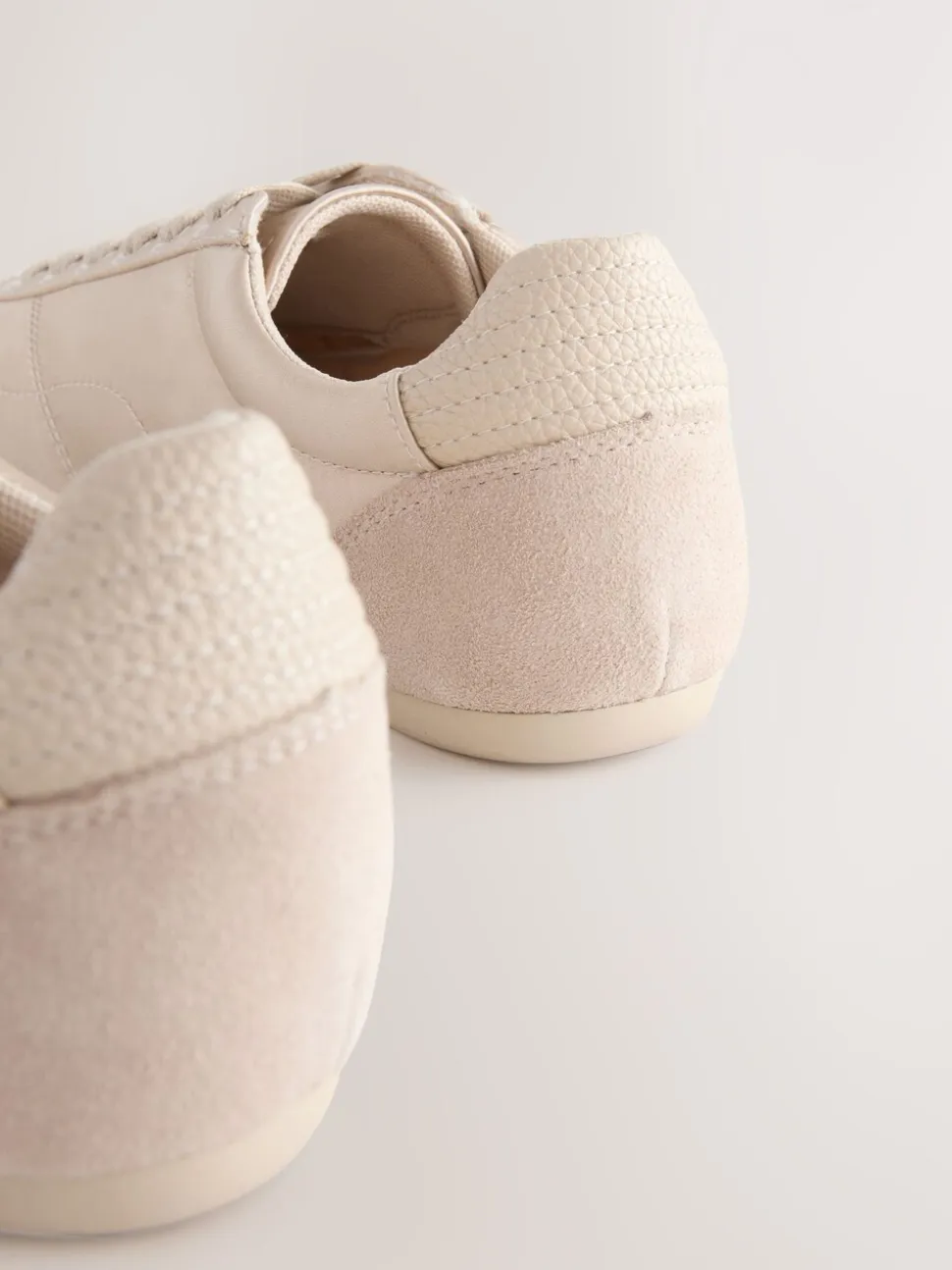 Oesterkleurig - Satijnen sneakers met veters