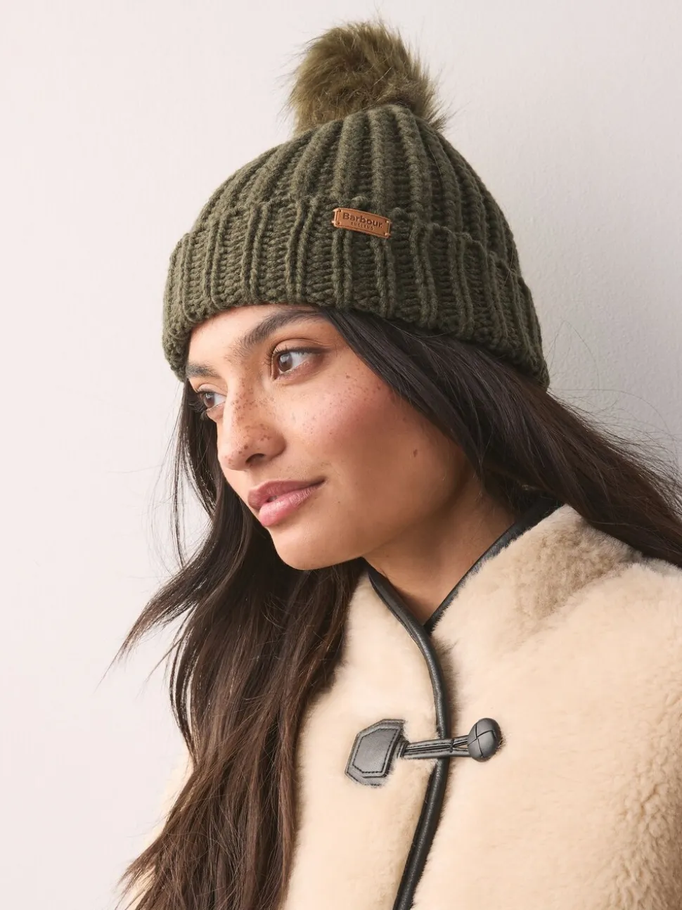 Olijfgroen - Barbour® Saltburn beanie-muts met pompon