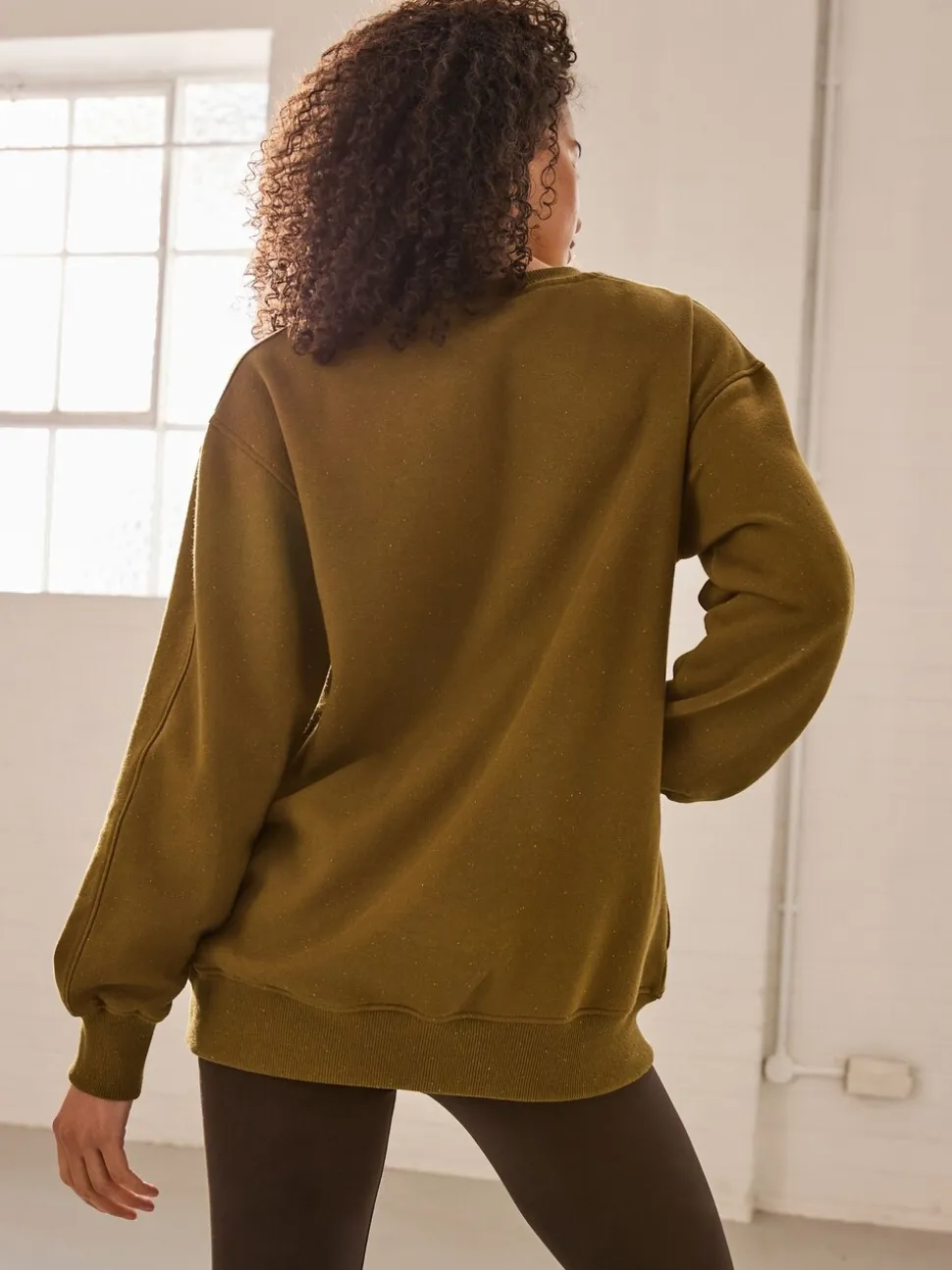 Olijfgroen - Essentials sweatshirt met relaxte pasvorm, lange snit en zakken