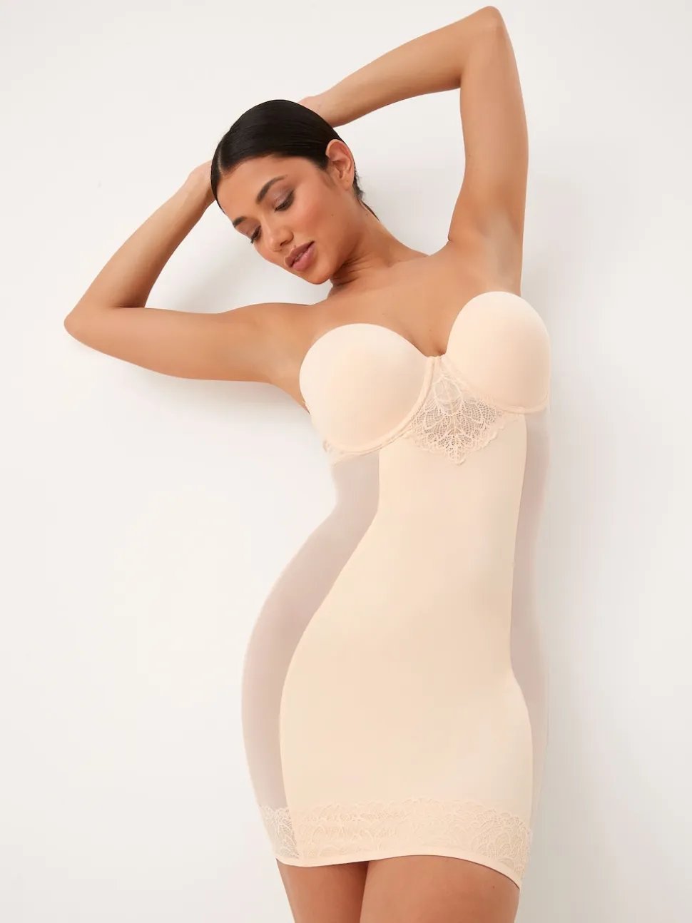 Pastelroze nude - Kanten DD+ slipdress met lichte vulling en sterke buikcorrectie