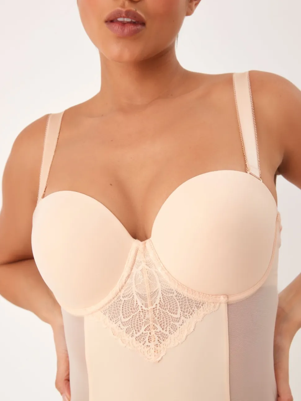 Pastelroze nude - Kanten DD+ slipdress met lichte vulling en sterke buikcorrectie