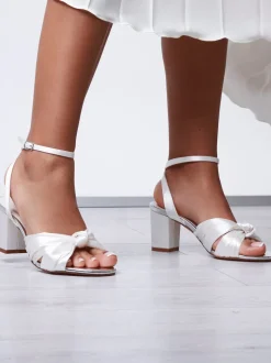 Rainbow Club Thea ivoorkleurige satijnen bruidsandalen met brede pasvorm