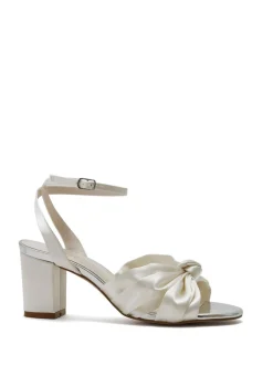 Rainbow Club Thea ivoorkleurige satijnen bruidsandalen met brede pasvorm