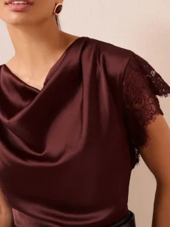 Rood - Friends Like These satijnen blouse met kanten detail en watervalhals