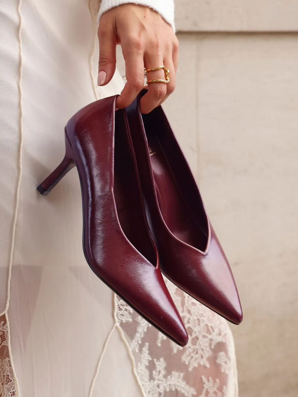 Rood - Linzi Bellamy V-Shaped Closed Toe Court Heels