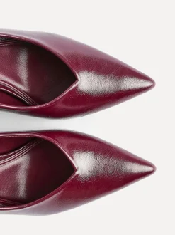 Rood - Linzi Bellamy V-Shaped Closed Toe Court Heels