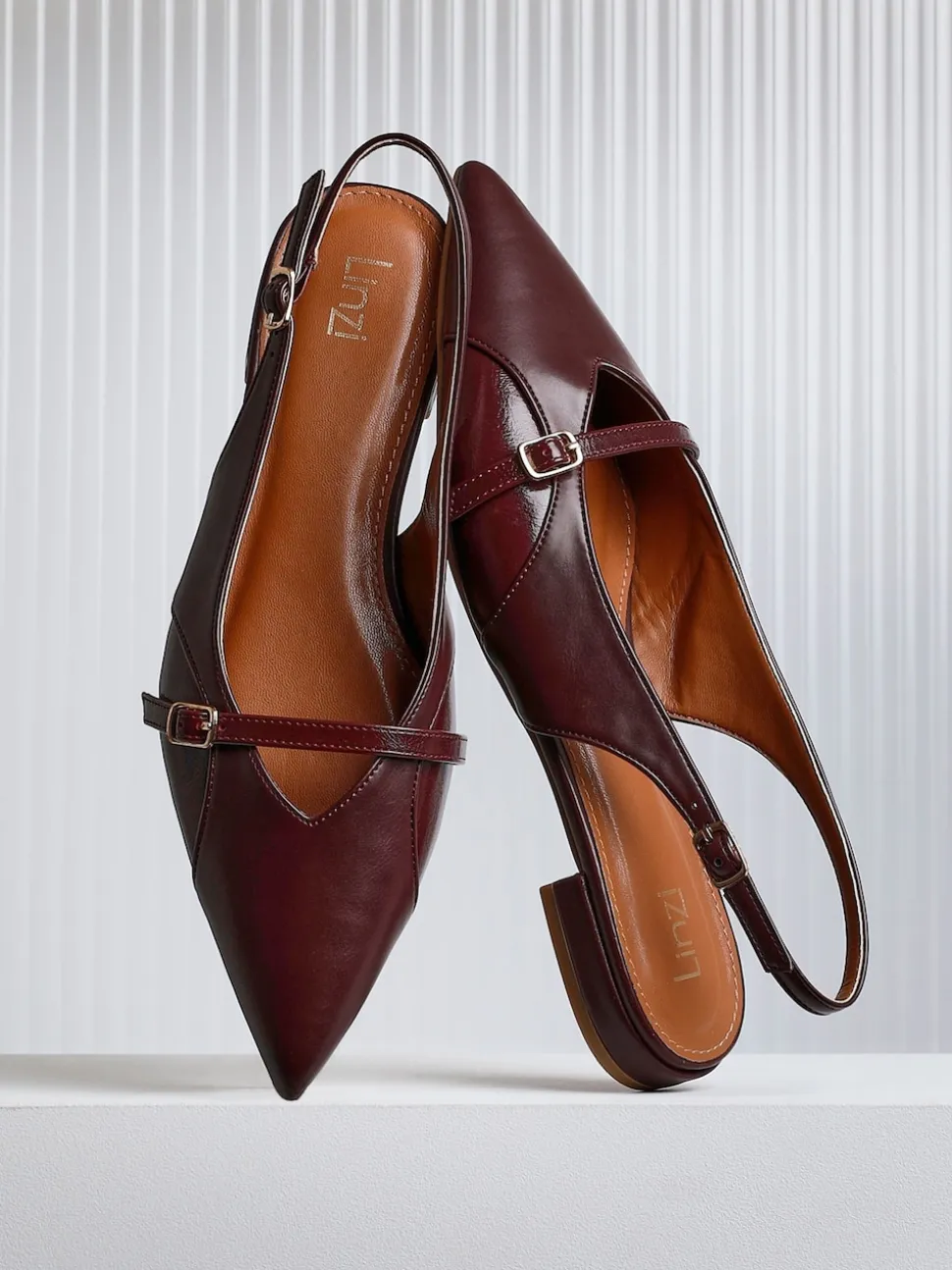 Rood - Linzi Prague Lage schoenen met spitse neus en gespdetail