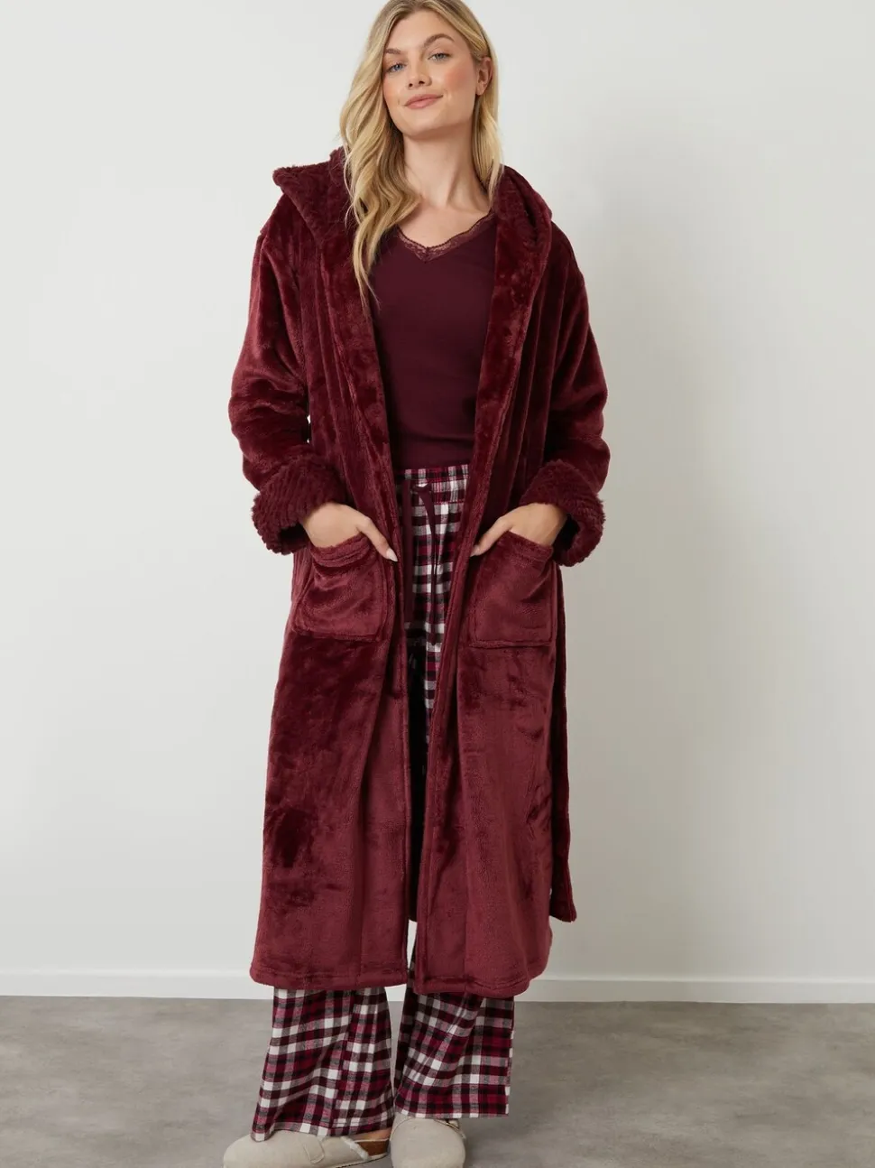 Rood - Threadbare - Knusse kamerjas met rand van imitatiebont