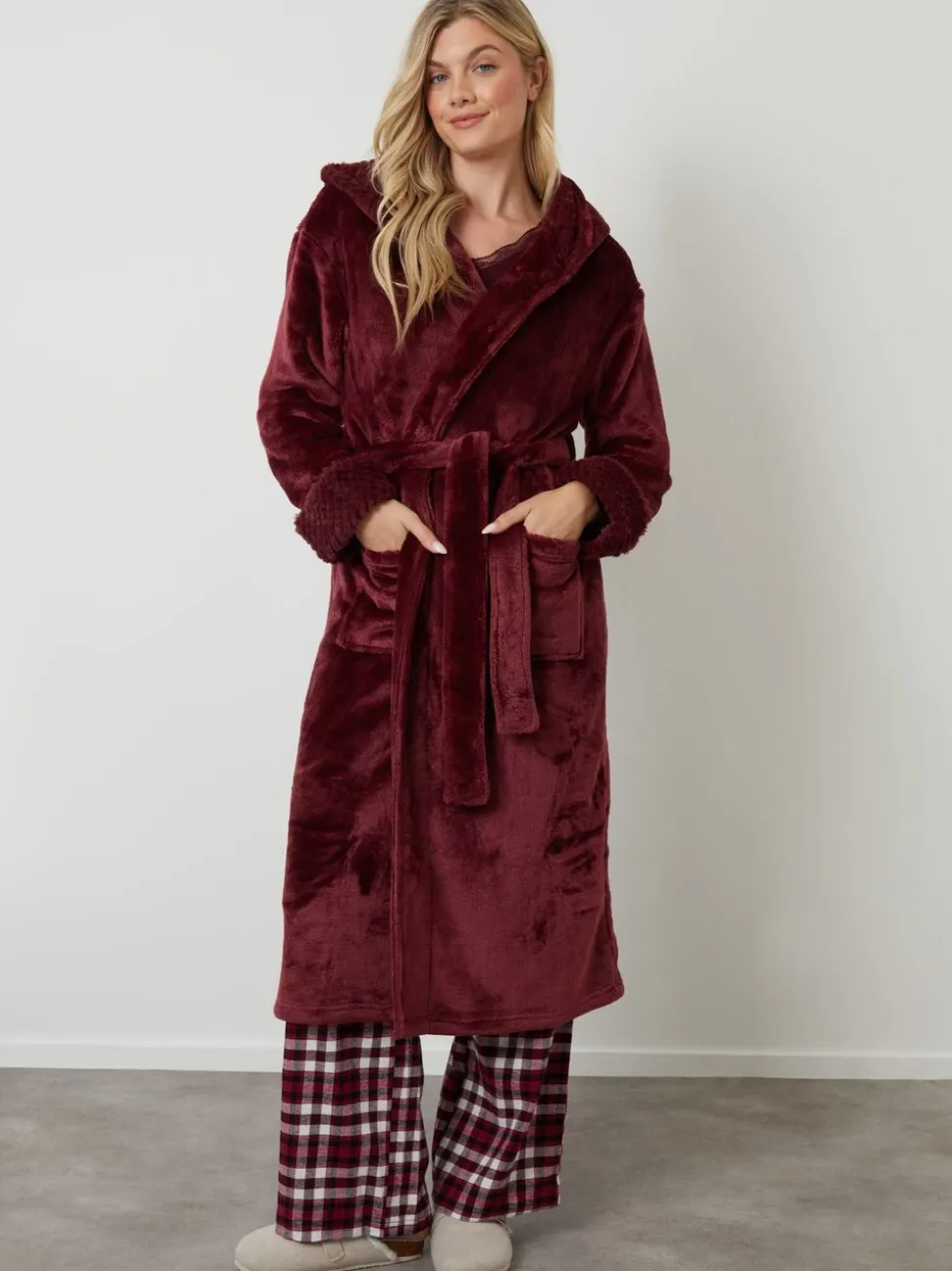 Rood - Threadbare - Knusse kamerjas met rand van imitatiebont