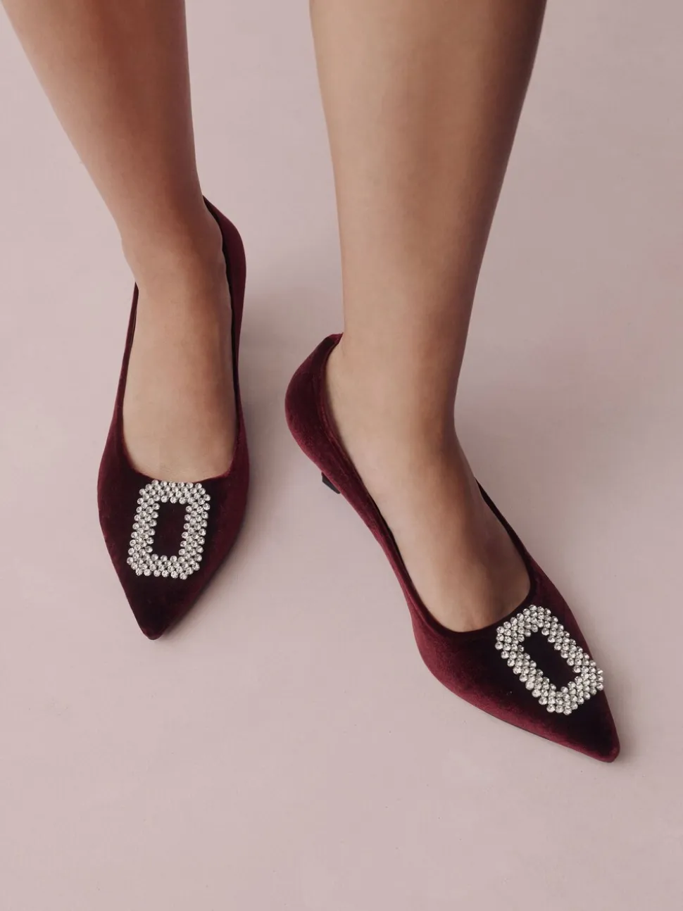 Rood fluweel - Forever Comfort - Spitse hakken met siersteentjes