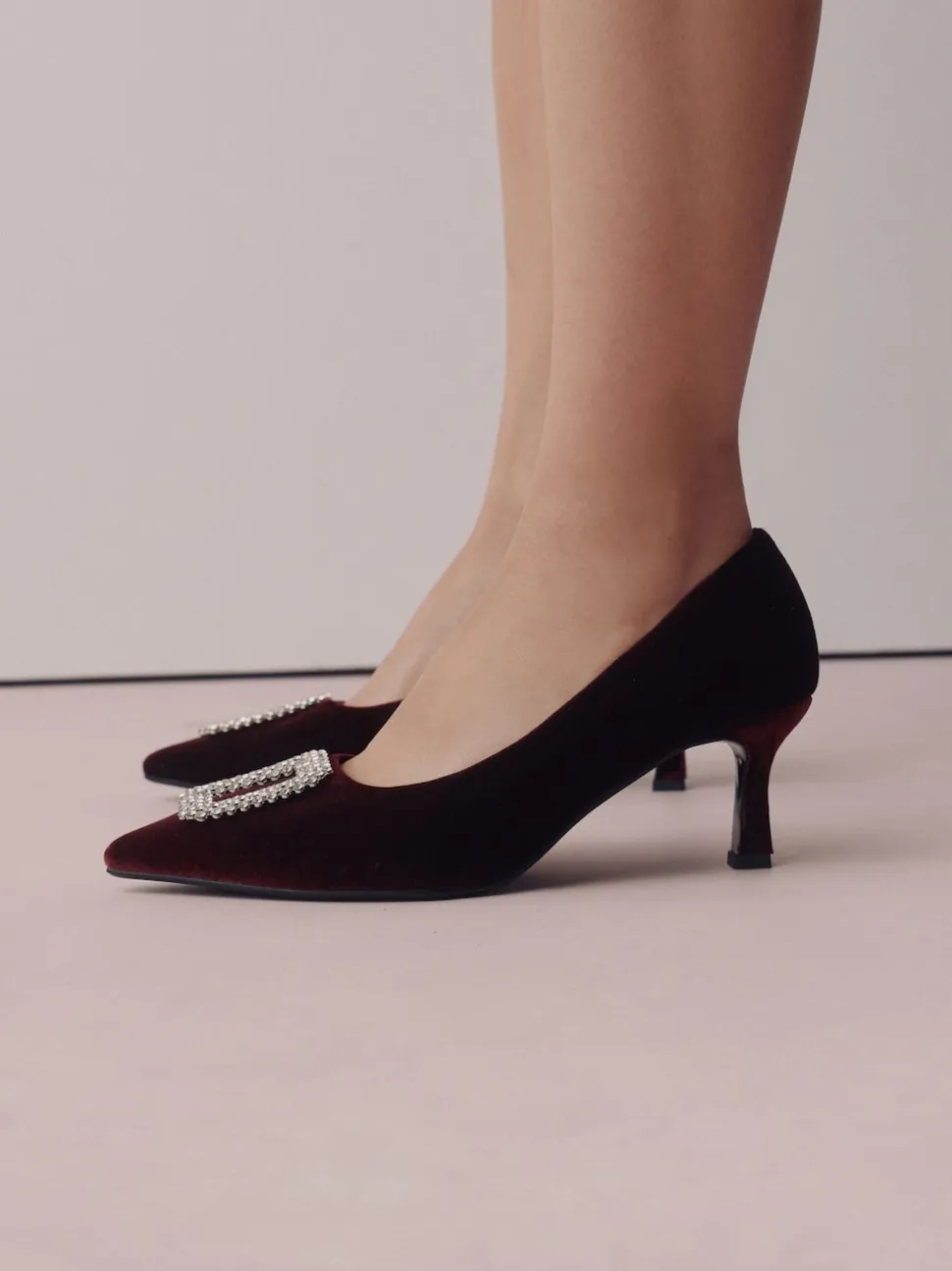 Rood fluweel - Forever Comfort - Spitse hakken met siersteentjes
