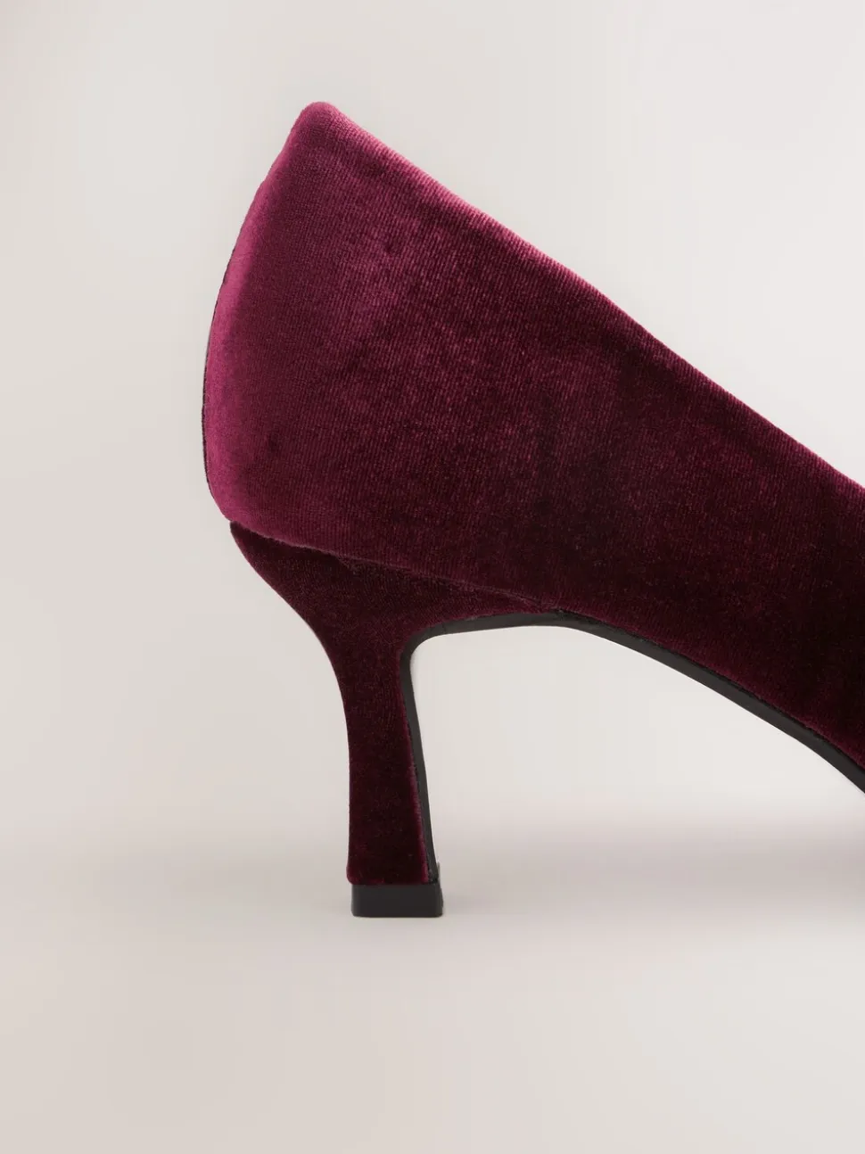 Rood fluweel - Forever Comfort - Spitse hakken met siersteentjes