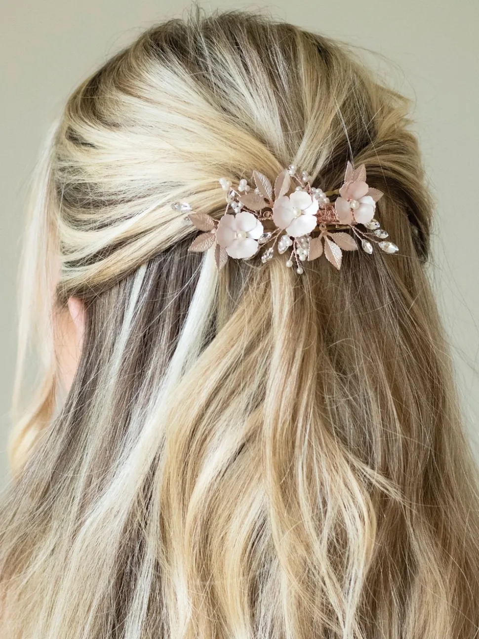 Roségoudkleurig - Ivory & Co - Gardenia klem met kristallen, parels en geëmailleerde bloem