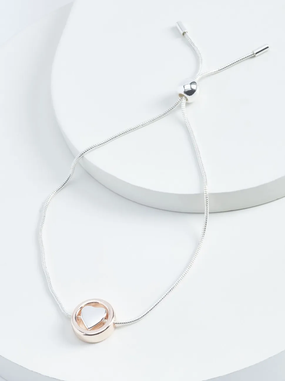 Roségoudkleurig/zilverkleurig - Doorgetrokken armband met hartjes