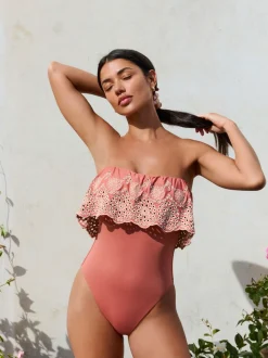 Roze - Geborduurd bandeaubadpak met ruches en buikcorrectie