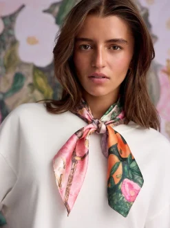 Roze bloemen in meerdere kleuren - Benjamin MacGregor Artist Collaboration Lightweight Square Scarf
