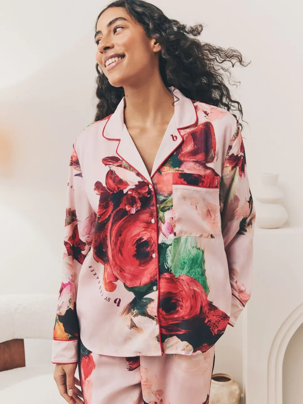 Roze rood gebloemd - B by Ted Baker - Satijnen pyjama met knopen