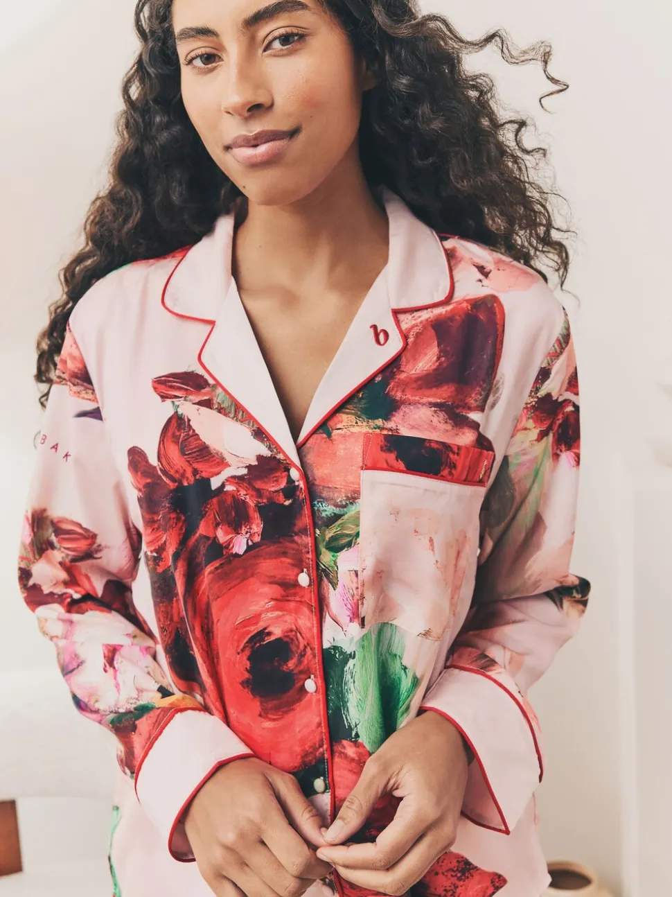 Roze rood gebloemd - B by Ted Baker - Satijnen pyjama met knopen