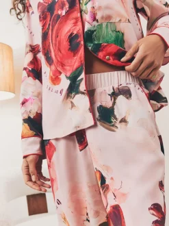 Roze rood gebloemd - B by Ted Baker - Satijnen pyjama met knopen