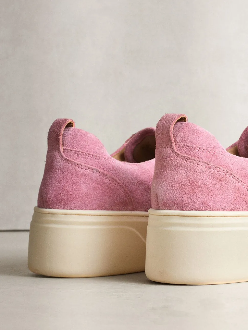 Roze suède - Signature leren sneakers met dikke plateauzolen en sleehak