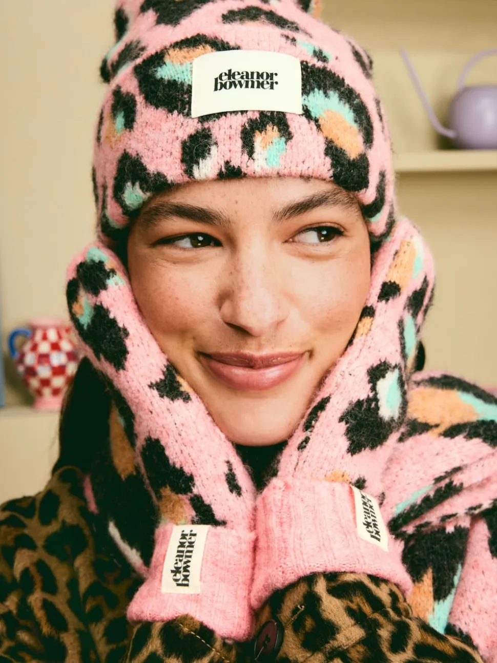 Roze/blauw - Eleanor Bowmer geruite wanten met lippenmotief
