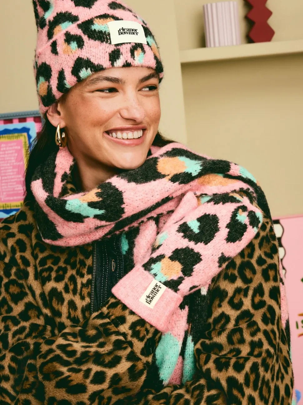 Roze/blauw - Eleanor Bowmer geruite wanten met lippenmotief
