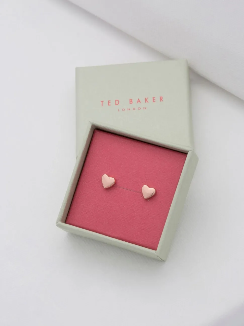 Rozegouden tinten - Ted Baker HARLY: oorknopjes met klein hartje