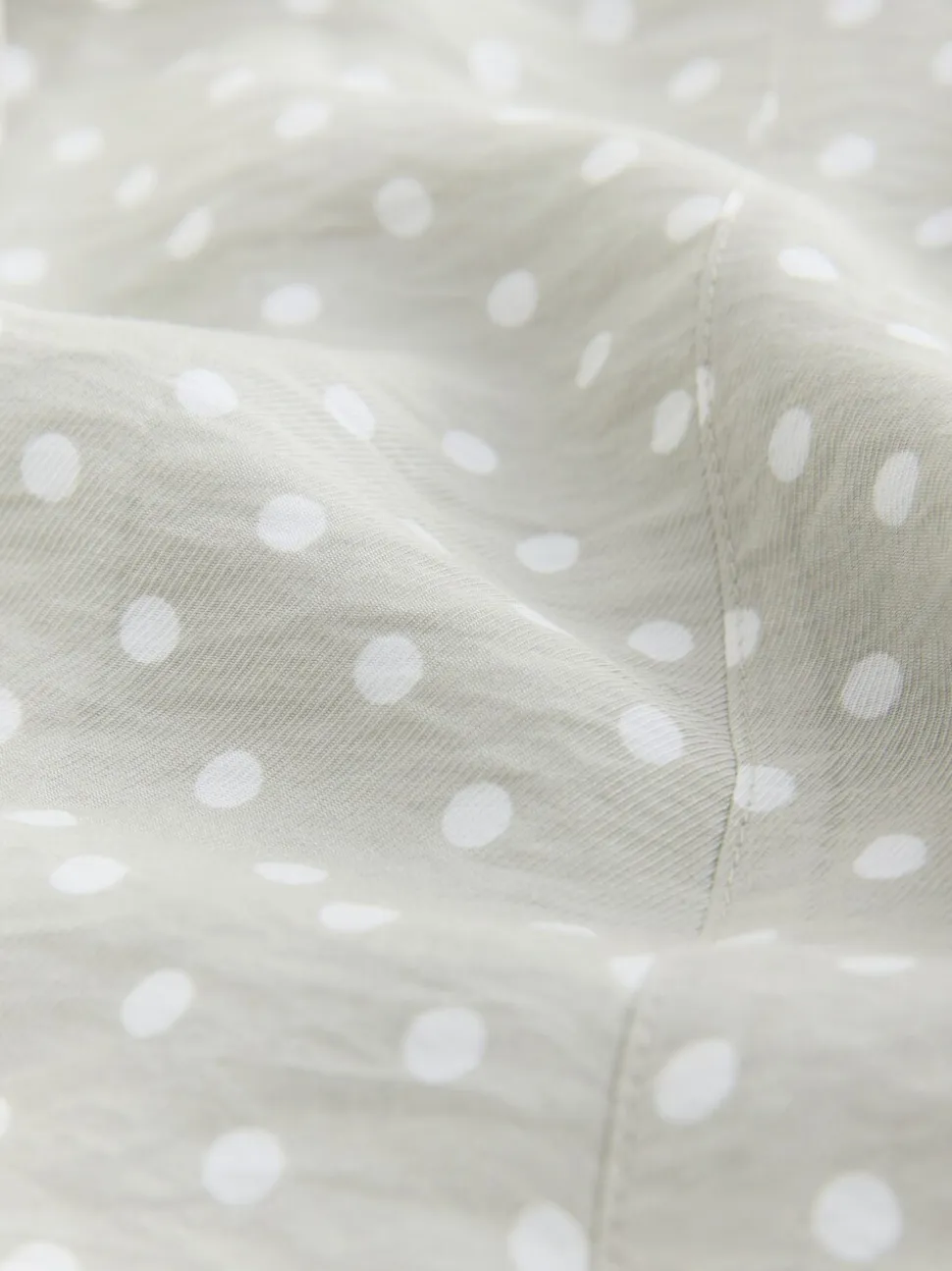Saliegroen met stippen - Mini-jurk met strikceintuur