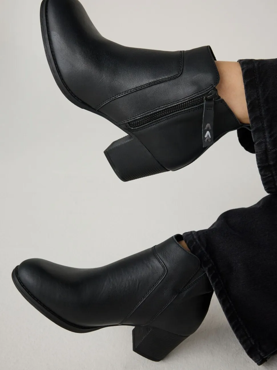 Skechers Taxi Ankle Boots