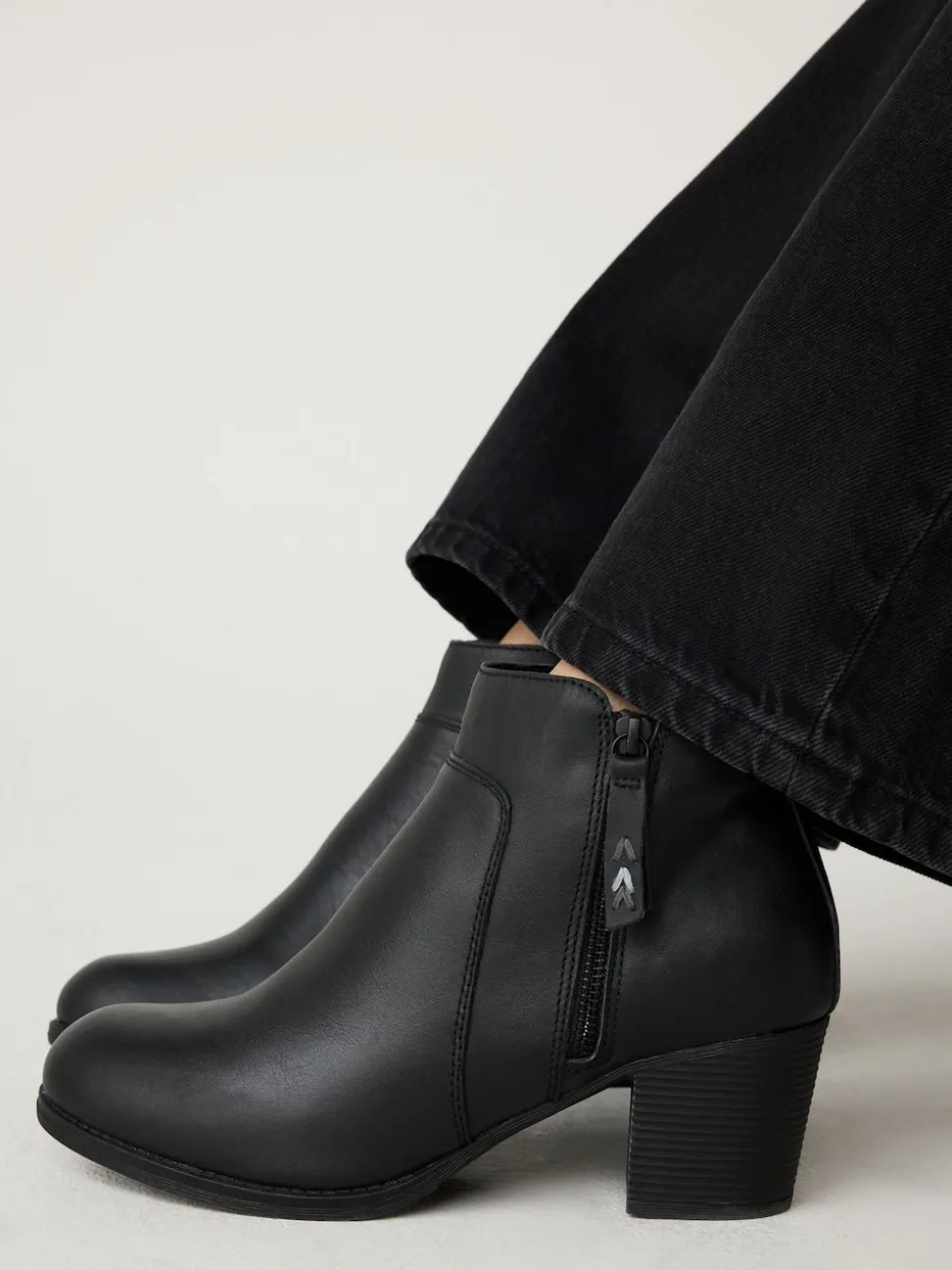 Skechers Taxi Ankle Boots