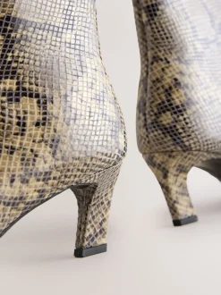 Slangenprint - Forever Comfort® enkellaarsjes met hak en spitse neus
