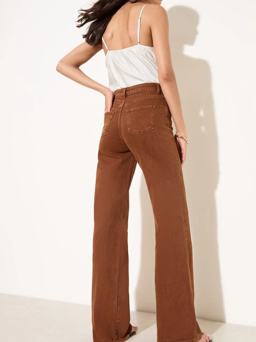 TABAKBRUIN - Friends Like These X Lucy Mecklenburgh alledaagse jeans met wijde pijpen