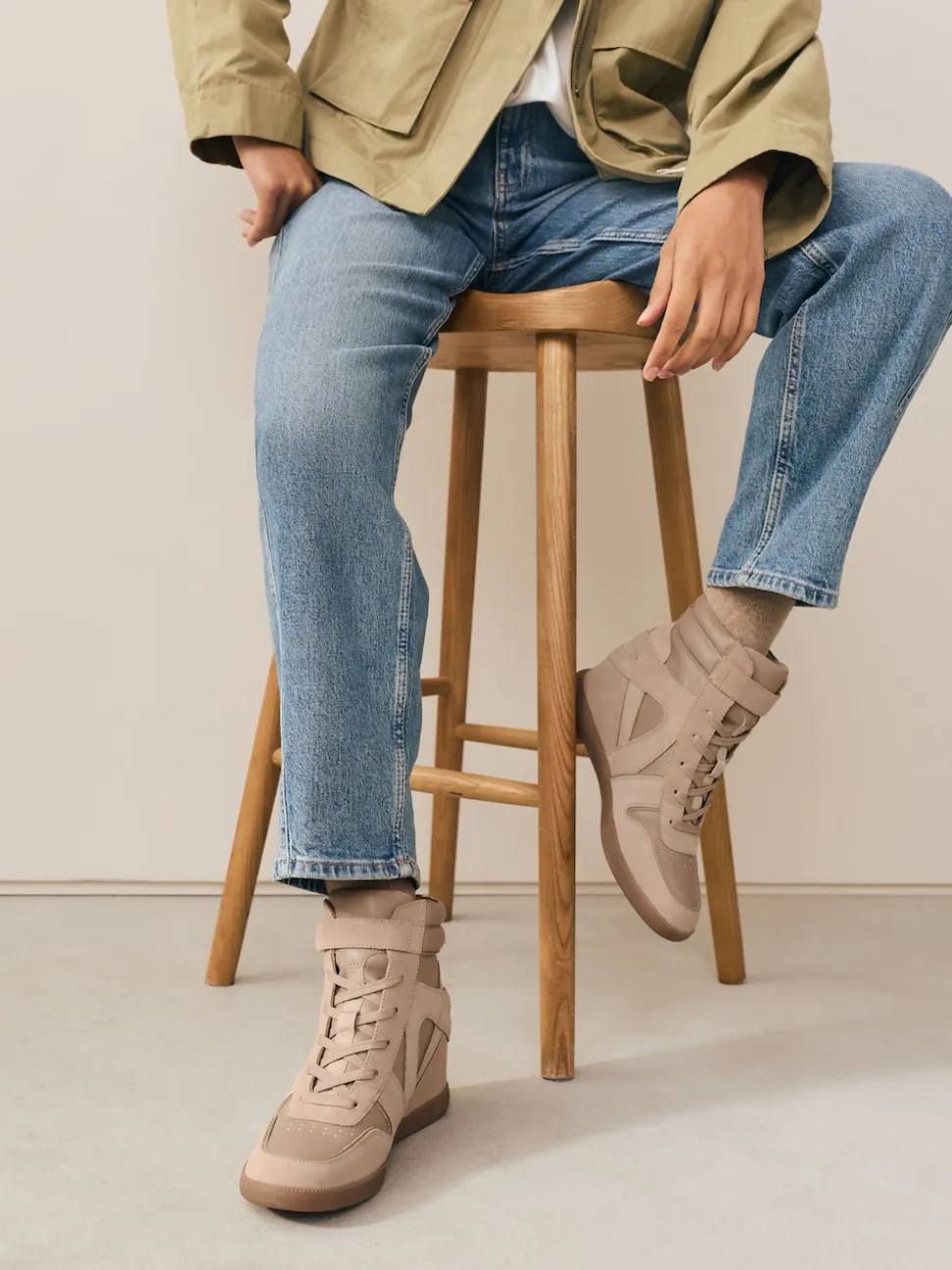 Taupe - Forever Comfort® sneakers met sleehak en veters