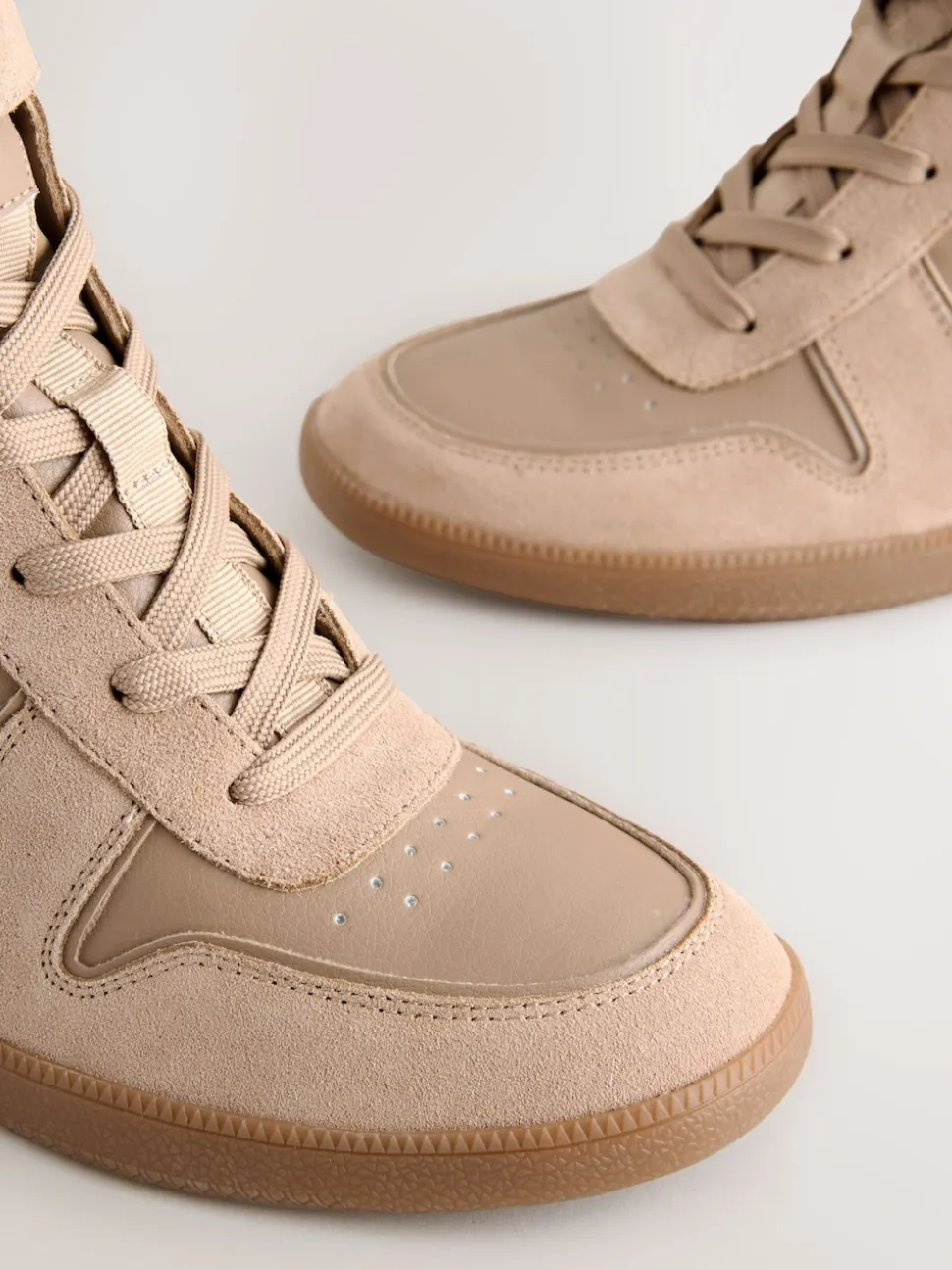 Taupe - Forever Comfort® sneakers met sleehak en veters