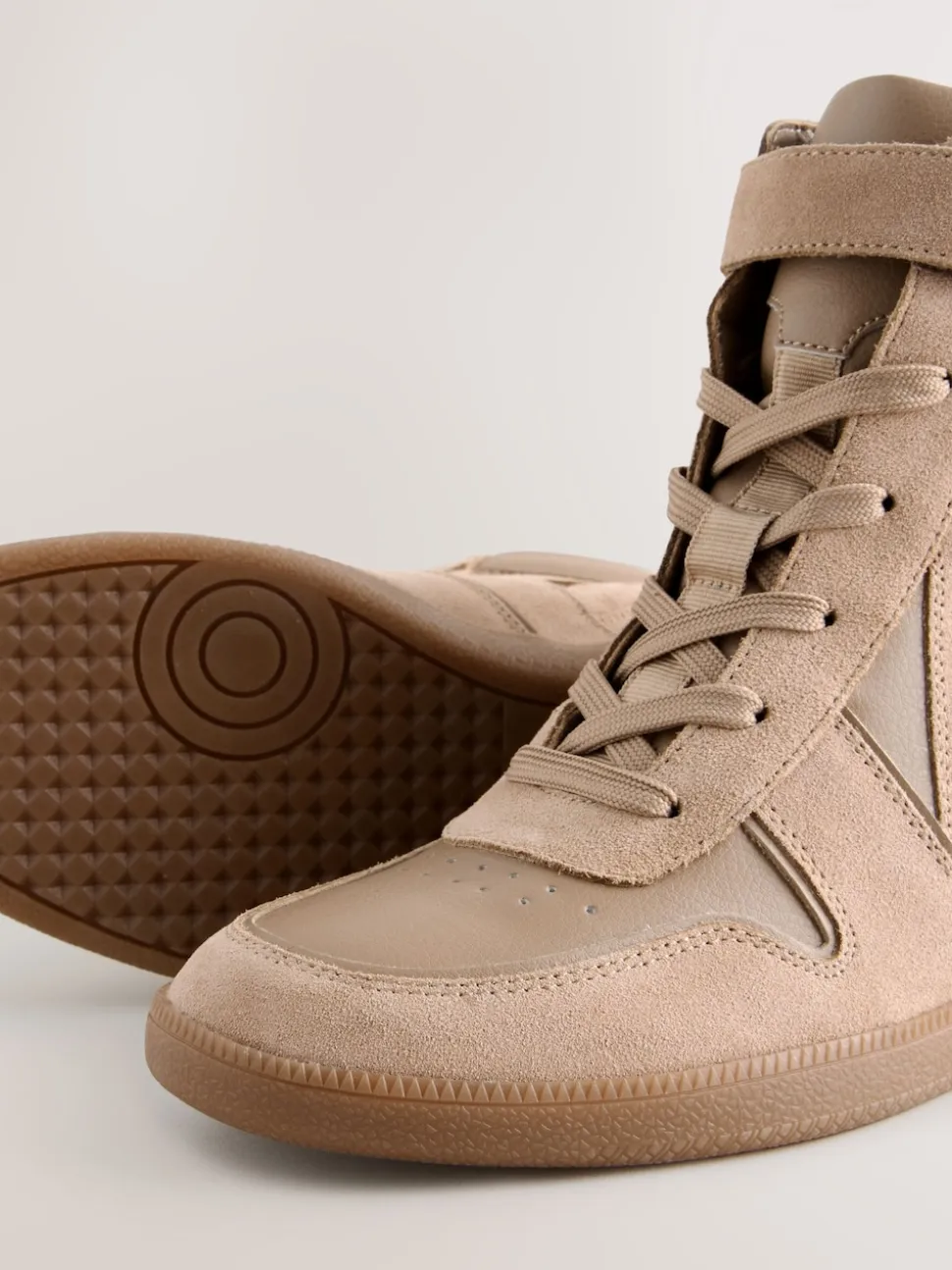 Taupe - Forever Comfort® sneakers met sleehak en veters