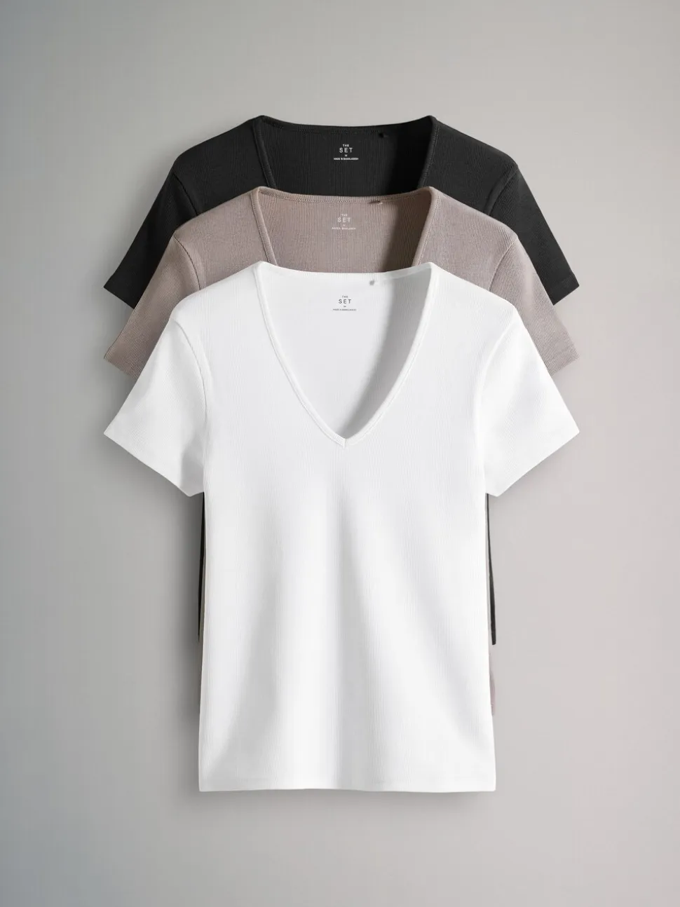 The Set verpakking van 3 geribbelde T-shirts met korte mouwen en V-hals