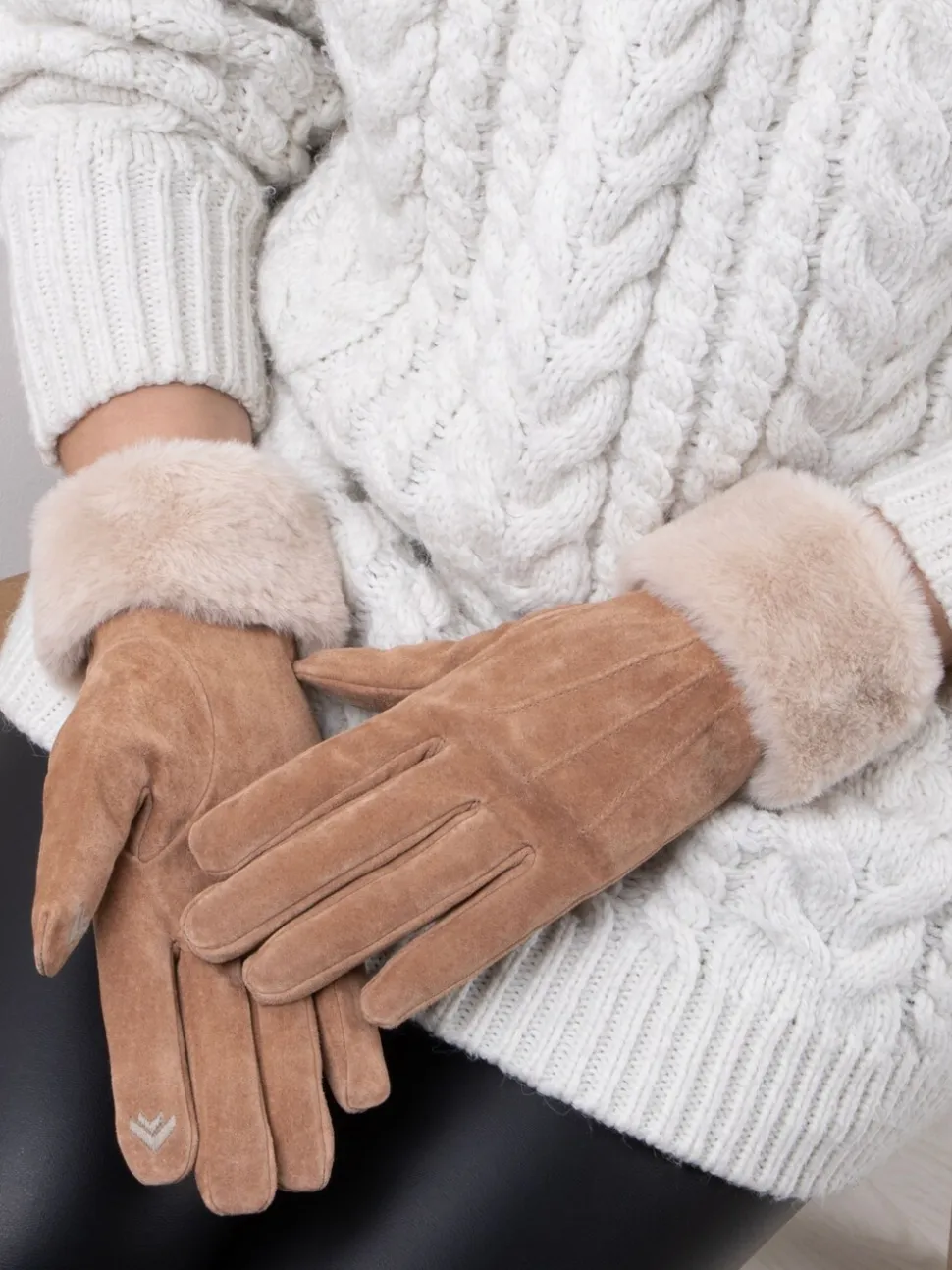 Totes Isotoner Winter driepunts suède dameshandschoenen met boord van imitatiebont